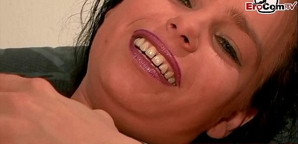 Deutsche Hausfrau masturbiert beim casting die nasse fotze